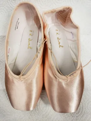 Mia -- F.R. Duval Pointe Shoe -- Pink Satin